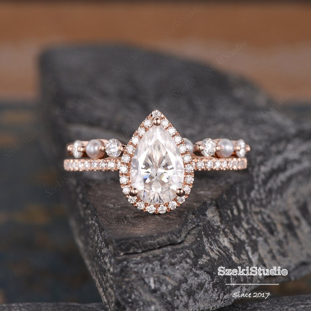 9x6mm Birnenförmiger Moissanit Verlobungsring Rosegold Braut Set Halo Diamant Hochzeit Art Deco Träne Halbe Ewigkeit Jahrestag Frauen 2stk von SzekiStudio