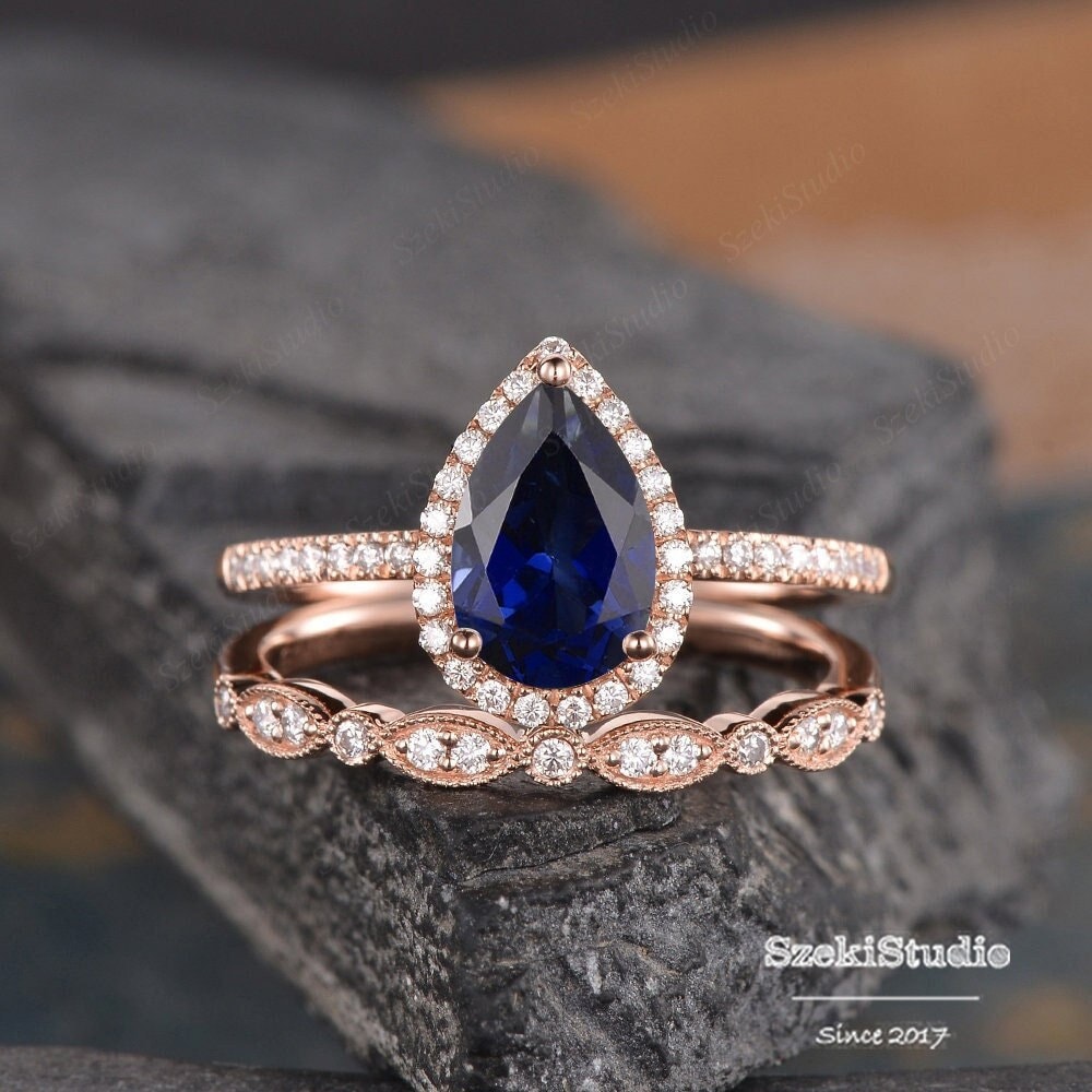 9x6mm Birnenförmiger Saphir Verlobungsring Set Rosegold Blau Ring Halo Diamant Hochzeit Art Deco Halbe Ewigkeit Jahrestag Braut von SzekiStudio