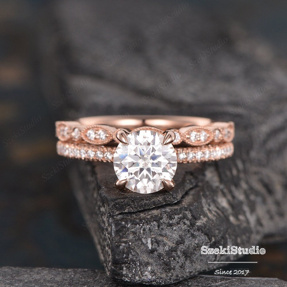 Antike Moissanite Verlobungsring Set Rose Gold Ehering Einzigartige Boden Diamant Braut Art Deco Solitaire Jahrestag Frauen 2 Stück von SzekiStudio