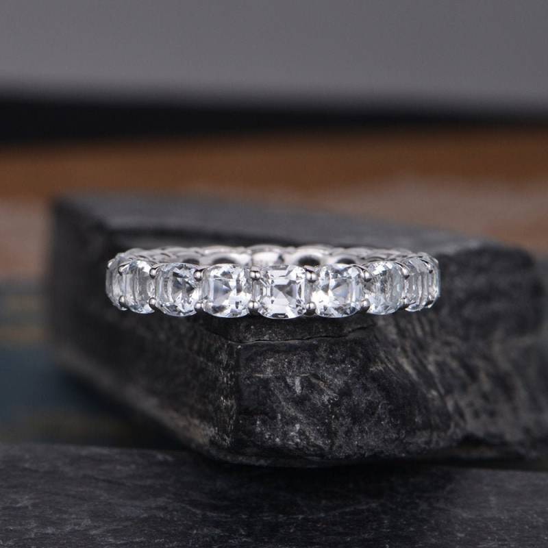 Aquamarin Ehering Damen Kissen Schliff Full Eternity Weiß Gold Band Passender Braut Frauen Ring Minimalist Jahrestag von SzekiStudio