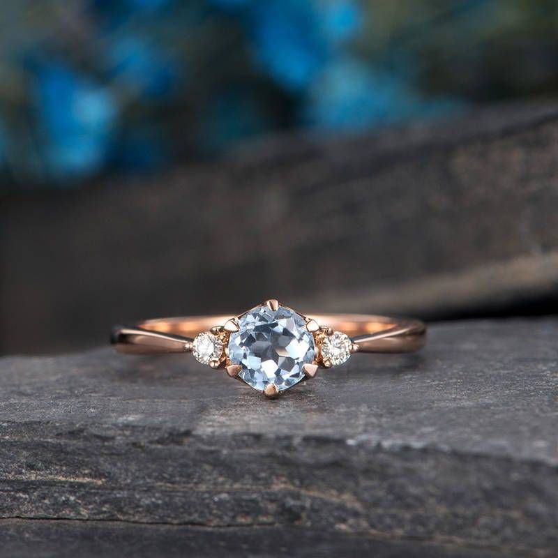 Aquamarin Verlobungsring Rosegold 3 Stein Ring Diamant Dünn Minimalist Birthstone März Versprechen Jahrestag Braut Halbe Ewigkeit von SzekiStudio