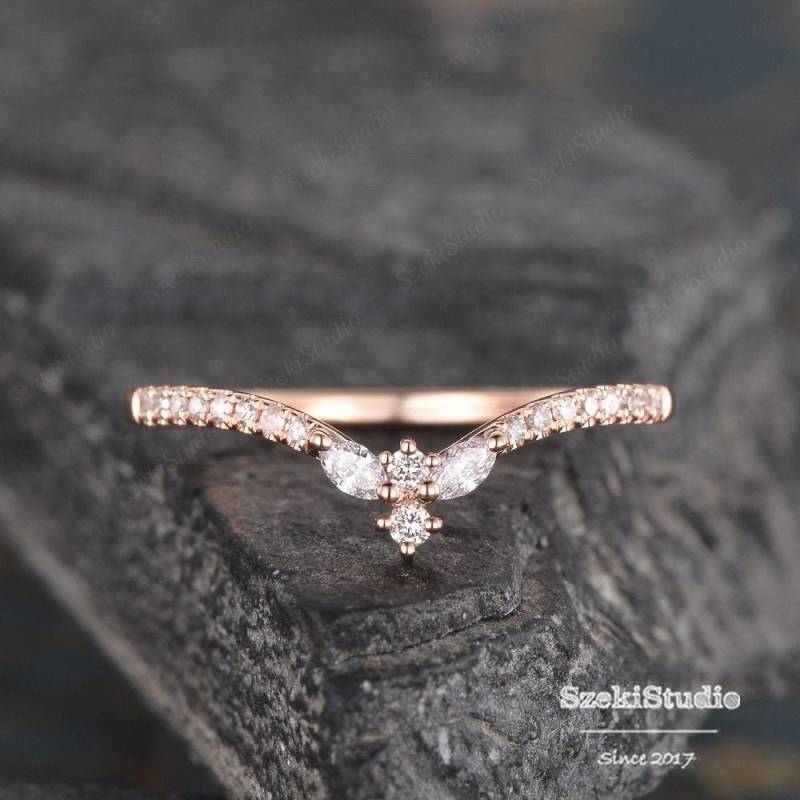 Art Deco Diamant Ehering Frau Rose Gold Geschwungen V-Förmig Stapelring Moissanite Schmuck Zarte Braut Versprechen Matching von SzekiStudio