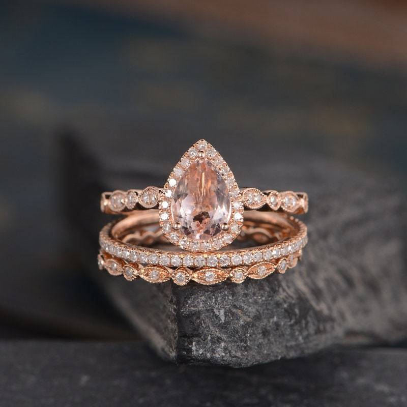 Art Deco Morganit Braut Set 3 Stück Birnenförmige Verlobungsring Rose Gold Pear Halo Diamant Hochzeit Halbe Eternity Band Frauen Jubiläum Geschenk von SzekiStudio