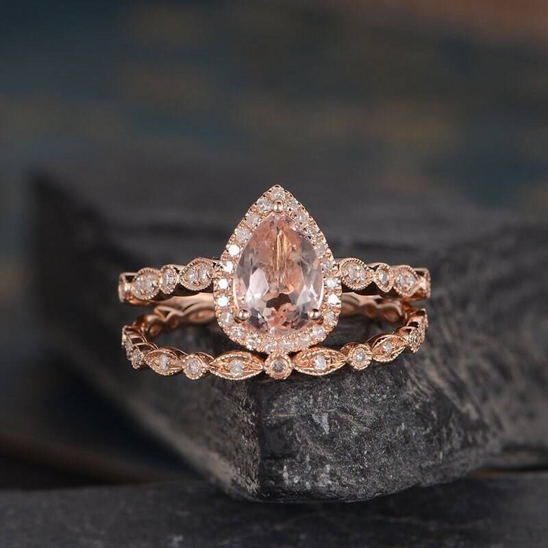 Art Deco Morganit Verlobungsring Rose Gold Braut Set Tropfenförmiger Ring Hochzeit Halo Diamant Halbe Eternity Band Frauen Jahrestag Geschenk 2stk von SzekiStudio