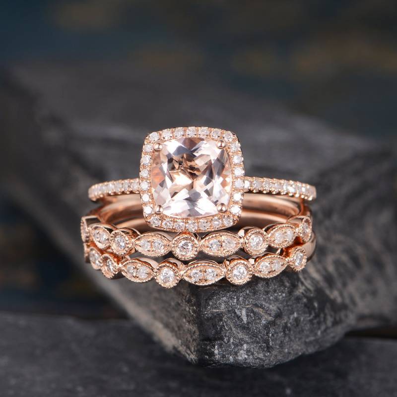 Art Deco Morganit Verlobungsring Set Rose Gold Braut Halo Kissenschliff Ring Eternity Wedding Band Jahrestag Geschenk Für Frauen 3-Tlg von SzekiStudio