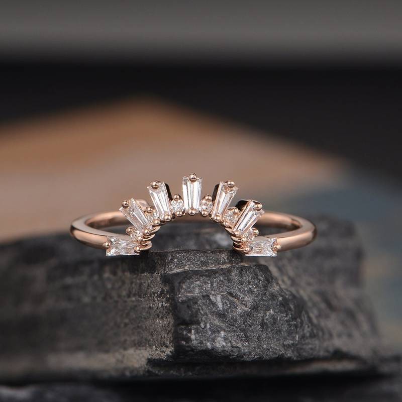 Baguette Diamant Ehering Frau Rose Gold Geschwungenes Band Chevron Stapelring Zierlicher Ring Braut Versprechen Jahrestag Geschenk von SzekiStudio