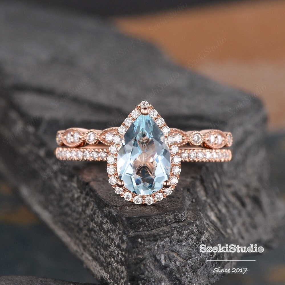 Birnenförmige Aquamarin Verlobungsring Rose Gold Braut Set Halo Diamant Hochzeit Art Deco Tear Half Eternity Jahrestag Frauen 2 Stück 6x9mm von SzekiStudio