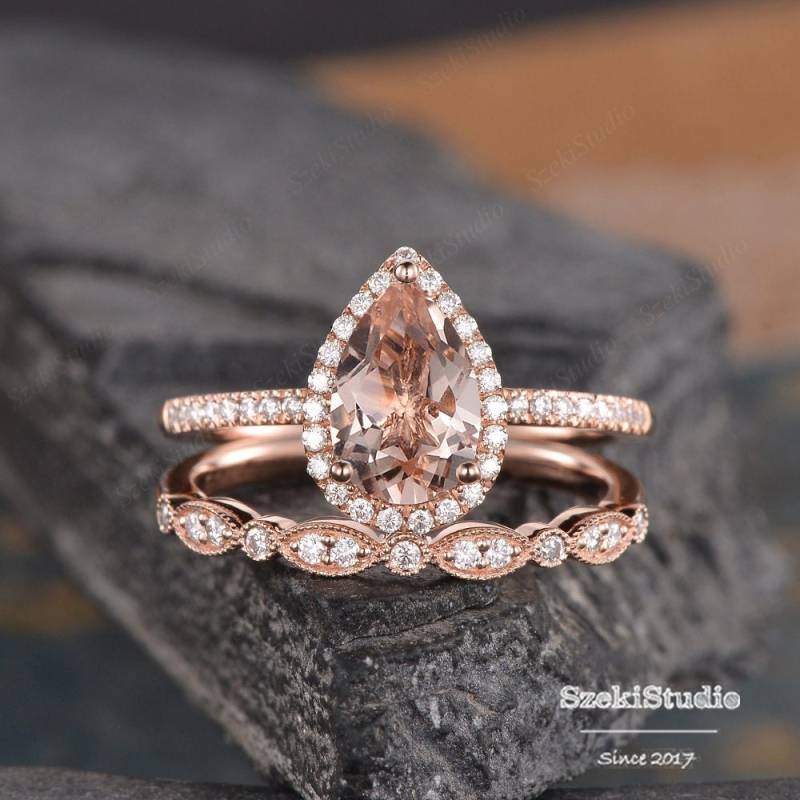 Birnenförmige Verlobungsring Set Morganit Braut Rose Gold Halo Diamant Eternity Ehering Art Deco Ring Jubiläumsgeschenk Frauen 2 Stück von SzekiStudio