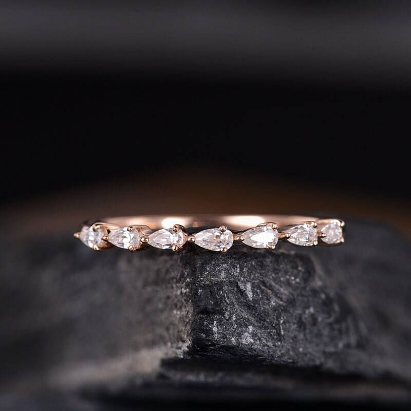 Birnenförmiger Moissanit Ehering Frauen Rose Gold Art Deco Träne Stapelring Passendes Band Braut Filigran Minimalistisch von SzekiStudio