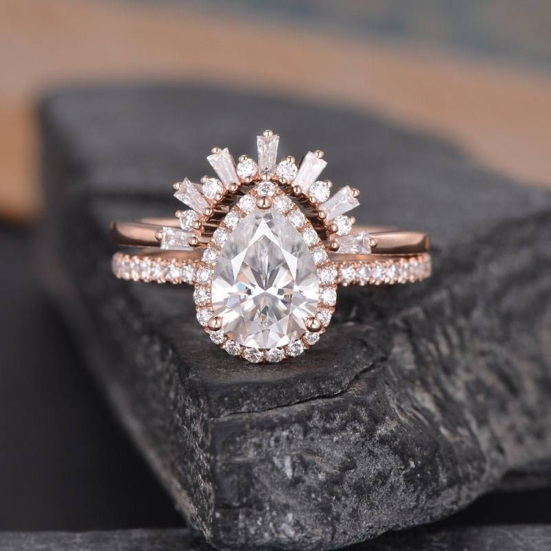 Birnenförmige Moissanite Verlobungsring Rose Gold Braut Set Baguette Hochzeit Halo Diamant Halbe Ewigkeit Frauen Tear Drop Jahrestag Geschenk von SzekiStudio