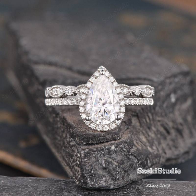 Birnenförmiger Moissanit Verlobungsring Rosegold Braut Set Halo Diamant Ehering Art Deco Träne Halbe Eternity Pear Frauenring 1.5Ct von SzekiStudio