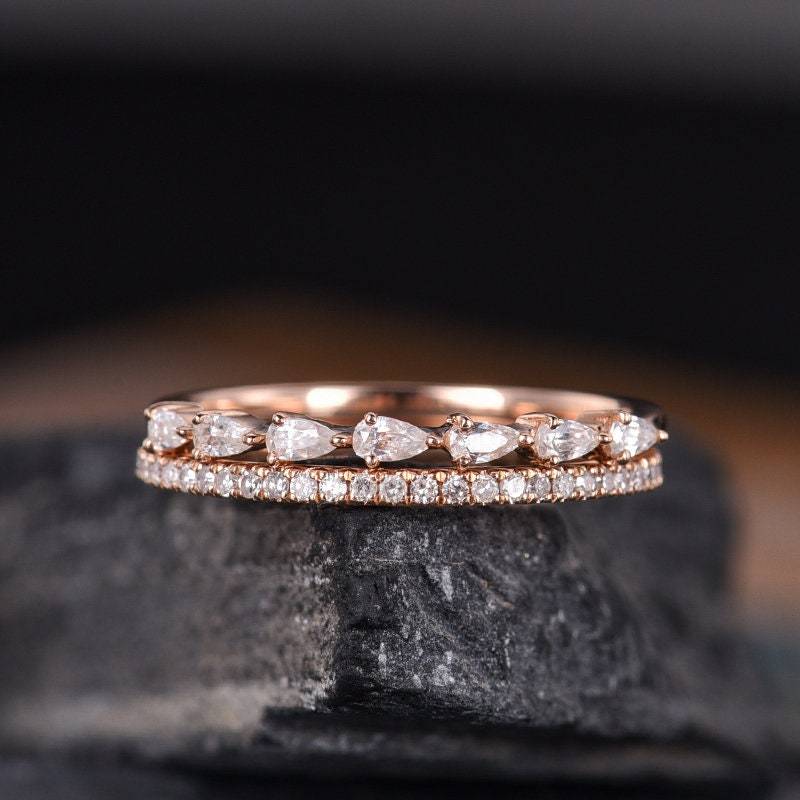 Birnenförmiges Ehering Frauen Rose Gold Moissanit Braut Stapel Diamant Eternity Passende Band Zierlicher Ring Zart 2-Tlg von SzekiStudio