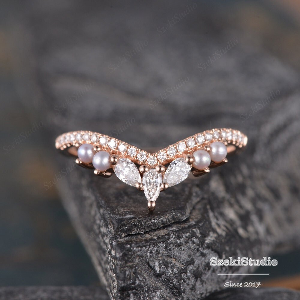 Cluster Moissanit Ehering Rose Gold Birne Form Geschwungener Ring Perlenring Doppelband Unikat V Förmiger Chevron Braut von SzekiStudio