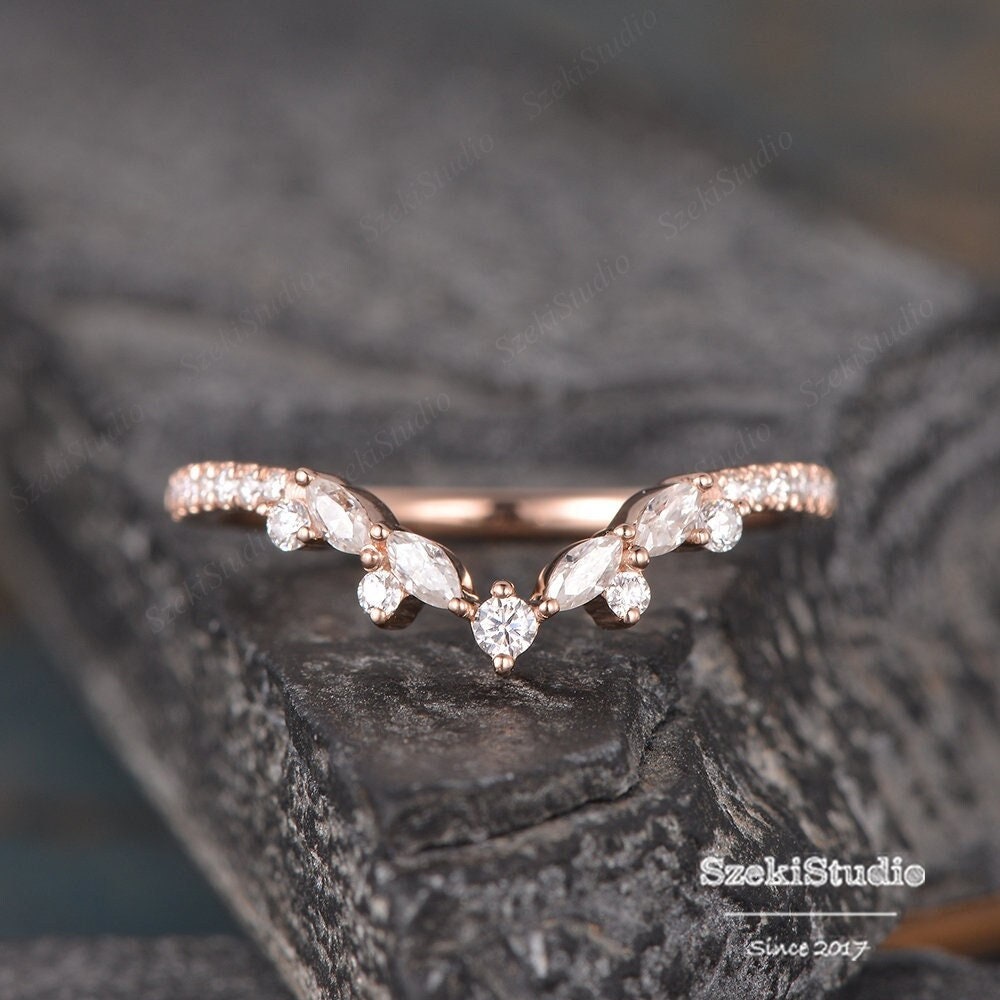 Cluster Moissanite Ehering Ewigkeit Rosegold Marquise Geschwungener Einzigartiger V-Förmiger Chevron-Matching-stack Zierliche Braut Versprechen von SzekiStudio