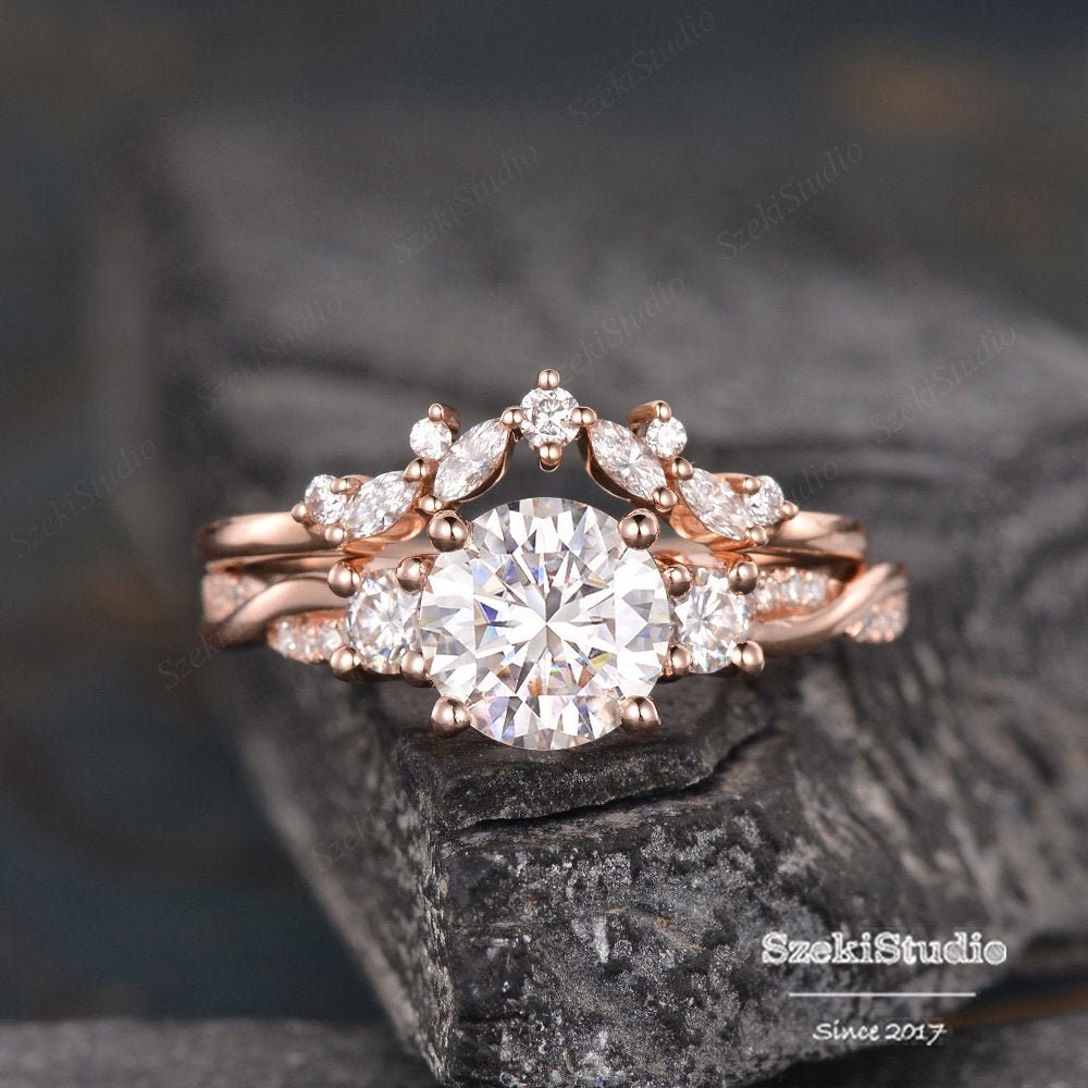 Cluster Moissanite Ring Rosegold Verlobungsring 2 Stück Drei Stein Twist Braut Set Diamant Halb Eternity Ehering Frau von SzekiStudio