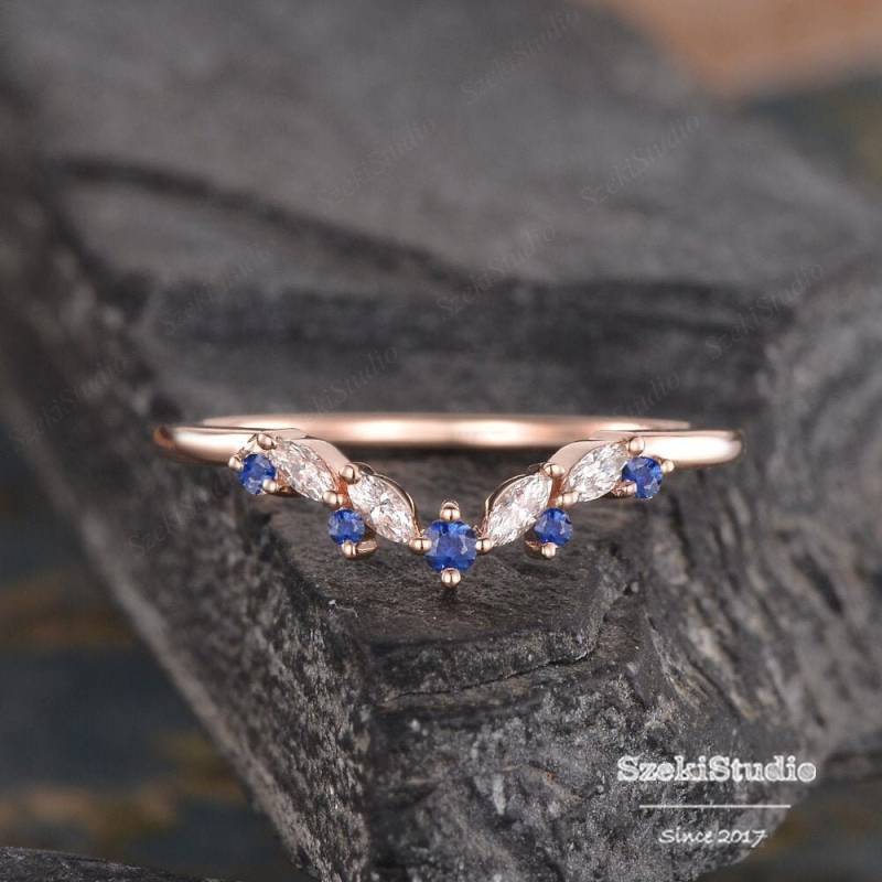 Cluster Saphir Ehering Rose Gold Marquise Gebogener Moissanite Ring Einzigartiger V-Förmiger Chevron Matching Stack Zierliche Braut Versprechen von SzekiStudio