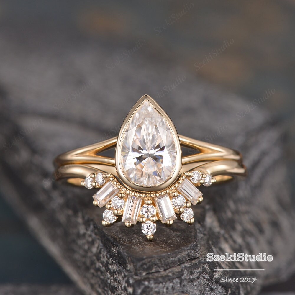 Crushed Ice Cut Birne Moissanit Ring Peekaboo Diamant Gelbgold Verlobungsring Set Split Shank Solitär Braut von SzekiStudio