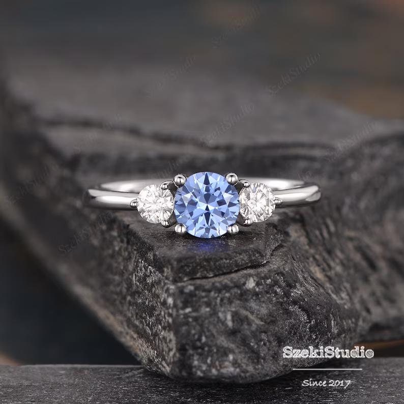 Drei Stein Lab Saphir Verlobungsring Rose Gold Blauer Ring September Birthstone Moissanite Seite Braut Ehering Weiß von SzekiStudio