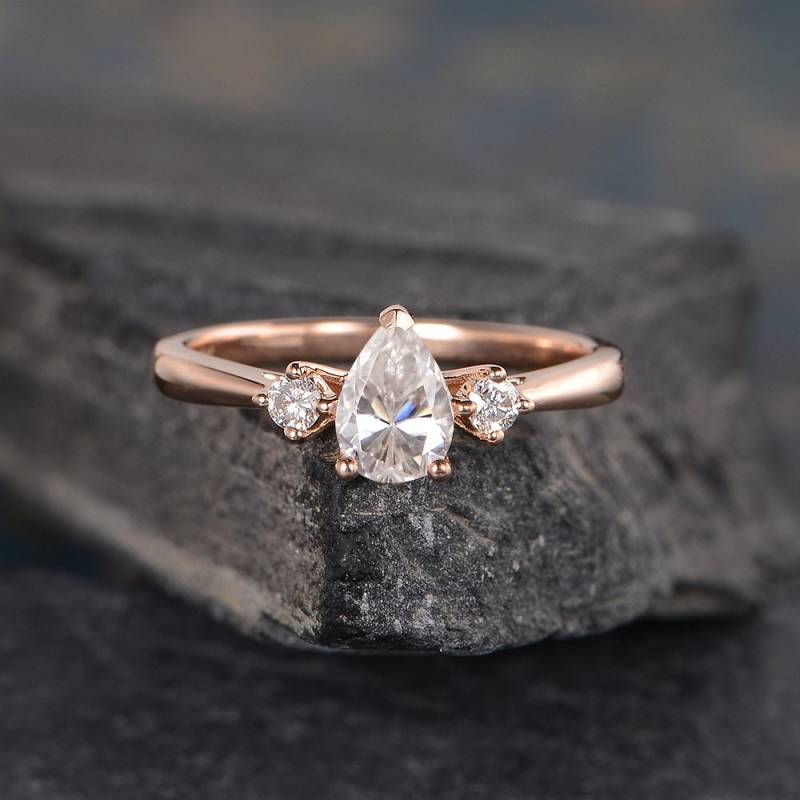 Drei Stein Moissanit Verlobungsring Birne Form Rose Gold 3 Braut Hochzeit Frauen Jahrestag Geschenk Tropfen Versprechen von SzekiStudio
