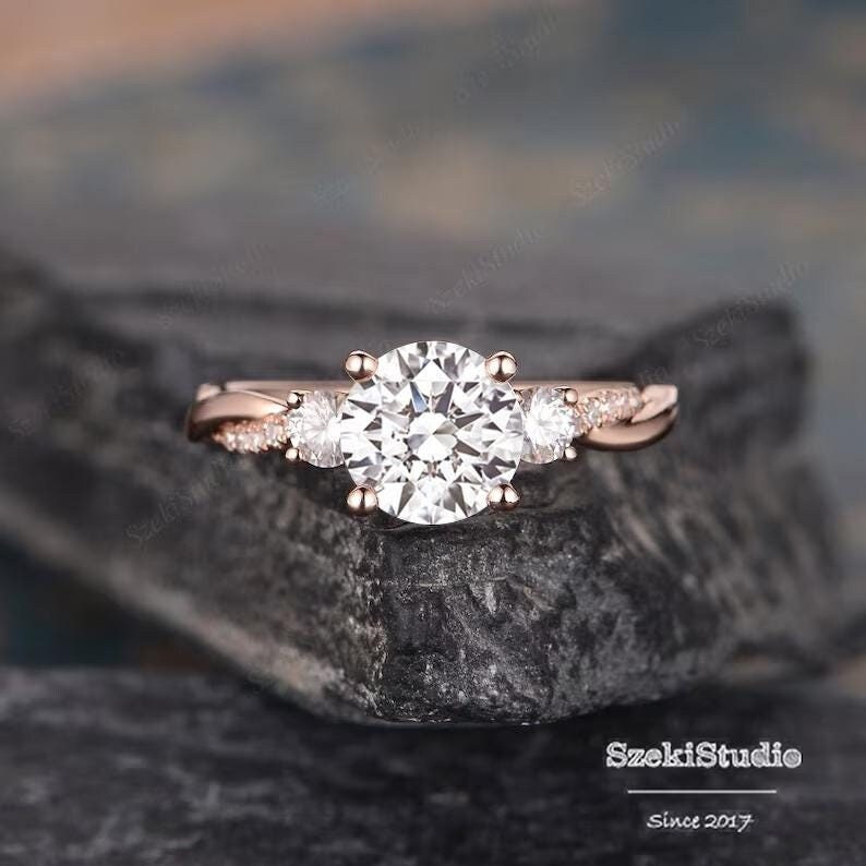 Drei Stein Moissanite Brautring 1.2Ct Verlobungsring Infinity Rose Gold Ring Twist Diamant Halbe Eternity von SzekiStudio