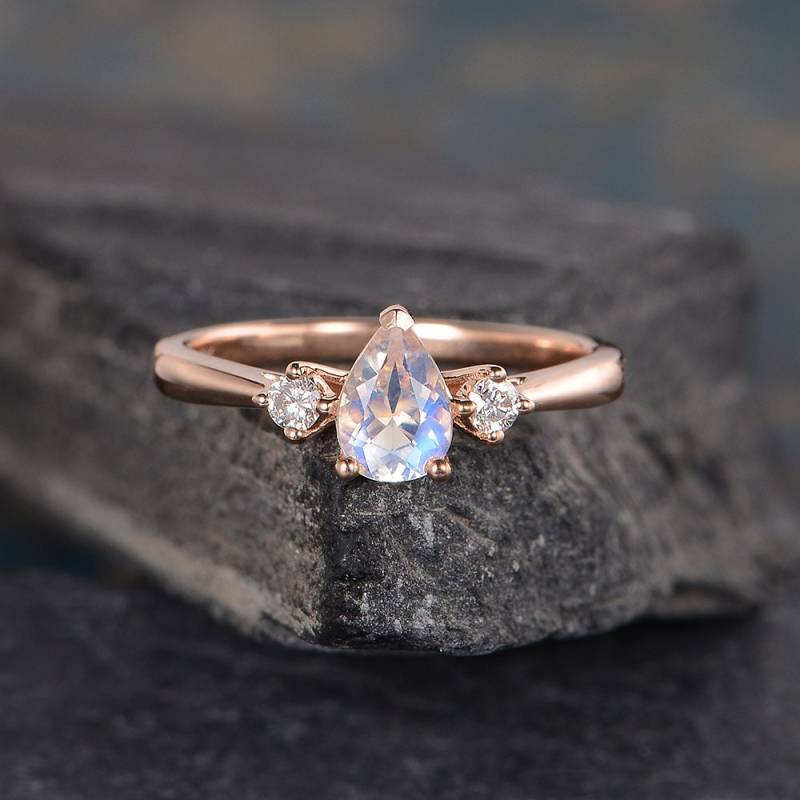 Drei Stein Mondstein Verlobungsring Birne Form Rose Gold 3 Braut Diamant Frauen Jahrestag Geschenk Tropfen Hochzeit Regenbogen von SzekiStudio