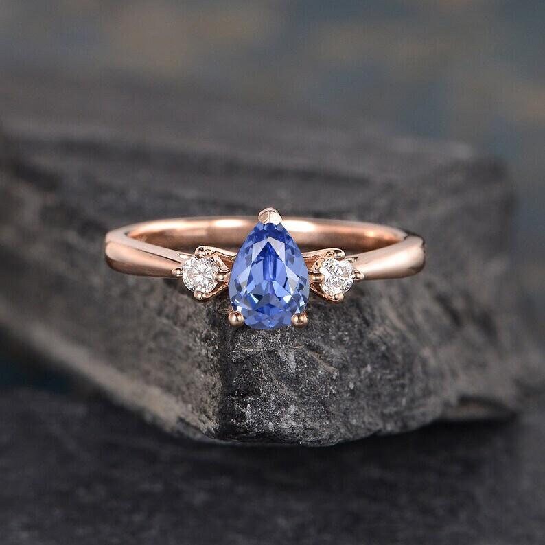 Drei Stein Saphir Verlobungsring Birnenform Rose Gold 3 Braut Hochzeit Frauen Jahrestag Geschenk Tropfen Träne Hochzeitsversprechen von SzekiStudio