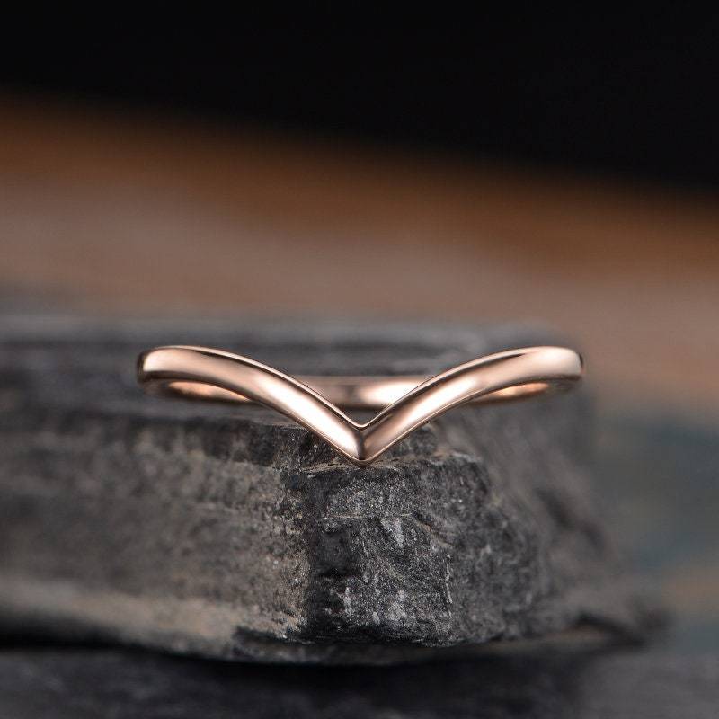Einfache Gebogener Ehering Frauen Rose Gold Zierliche Stapeln Zarte Passend V-Förmige Chevron Braut Hochzeit Jahrestag Geschenk von SzekiStudio