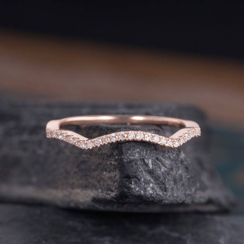 Gebogener Diamant Ehering Rose Gold V Chevron Passender Stapelbar Ring Halbe Ewigkeit Stapeln Braut Zarter Zierlicher von SzekiStudio