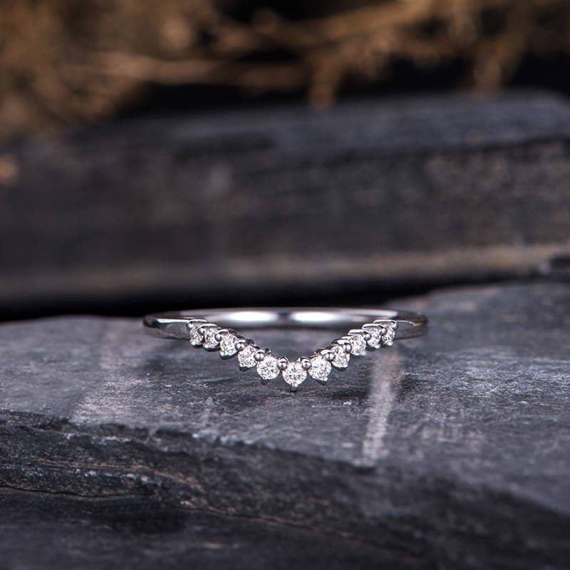 Gebogener Ehering Frauen Weißgold Diamant Chevron Ring Stapeln Zierliche Halbe Halo Braut Jahrestag Einzigartiges Zartes Personalisiertes Geschenk von SzekiStudio