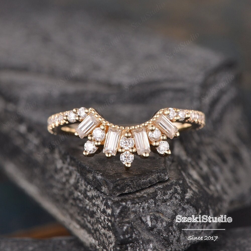 Gebogener Moissanite Ehering Gelb Gold Stapel Chevron Baguette Cut Cluster Ring Passender Milgrain Frauen von SzekiStudio