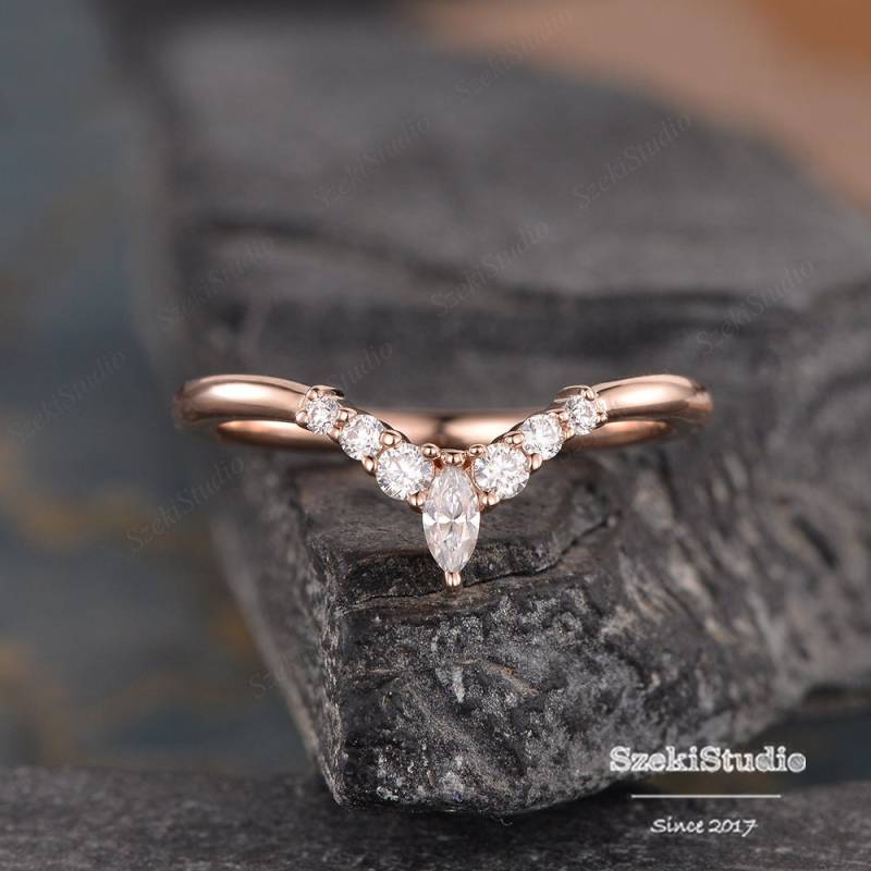 Geschwungener Diamant Ehering Frauen Chevron Marquise Passender Ring Rose Gold Stapeln Minimalist Zierliche Braut Jahrestag Geschenk von SzekiStudio