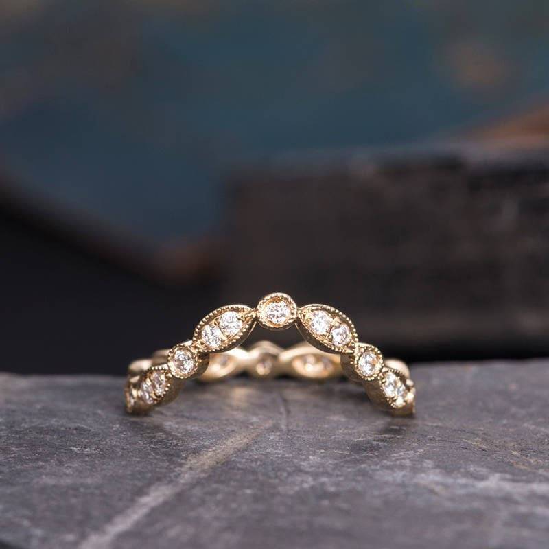 Geschwungener Diamant Ehering Frauen Milgrain Chevron Eternity Band Art Deco Gelbgold Einzigartige Stapelring Passendes Geschenk Für Braut von SzekiStudio