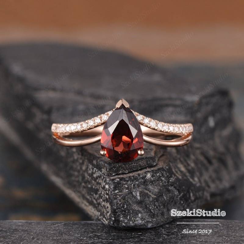 Granat Verlobungsring Gebogener Käfig Chevron V Ring Birnenförmig Weißgold Diamant Januar Birthstone Brautjubiläum Frau Versprechen von SzekiStudio