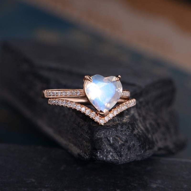 Herzförmige Braut Set Mondstein Verlobungsring Rose Gold Curved Chevron Hochzeit Frauen Jahrestag Geschenk Für Ihren Regenbogen Juni Birthstone von SzekiStudio