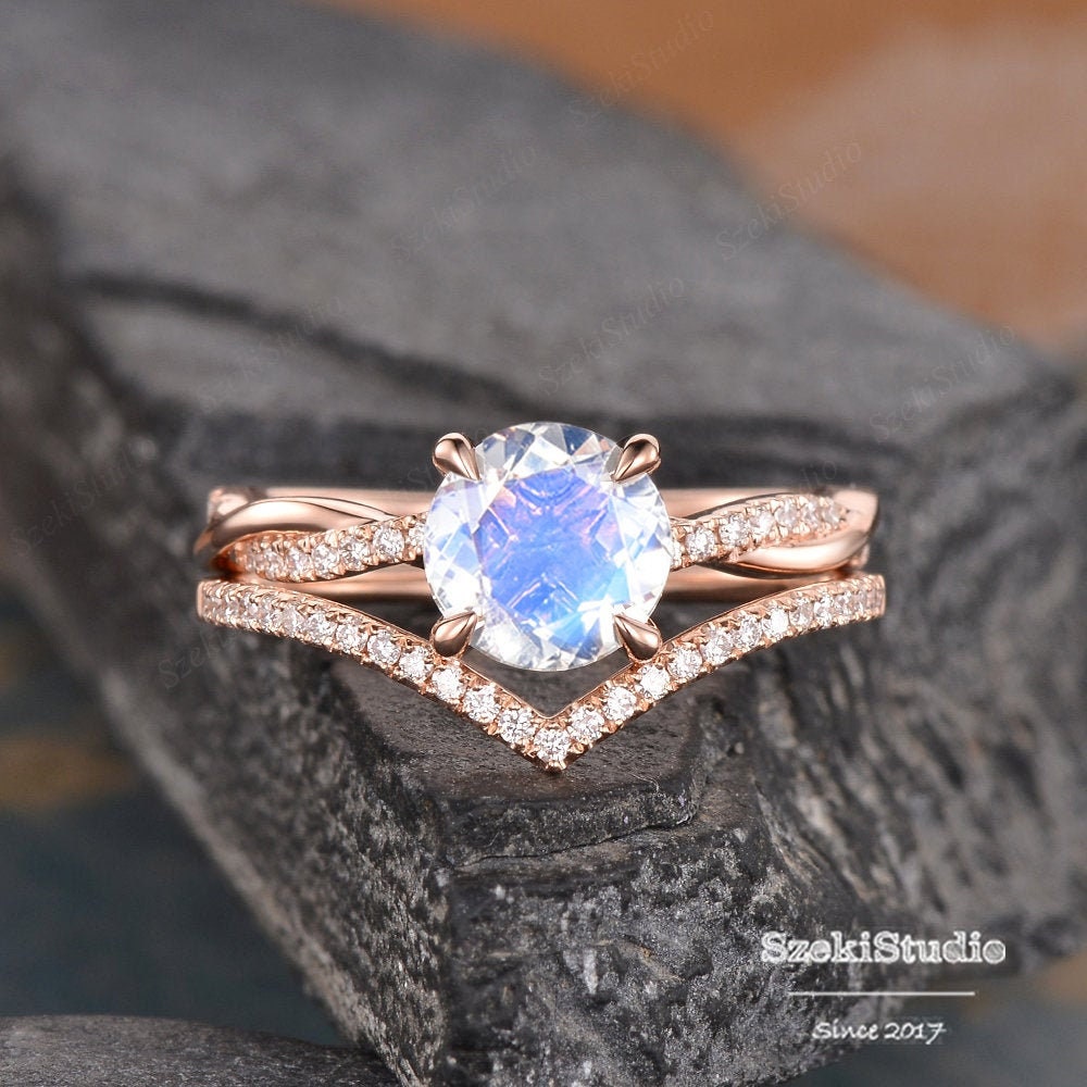 Infinity Mondstein Braut Set Rosegold 7mm Rund Geschliffener Solitär Verlobungsring Regenbogen Geschwungen Chevron 2 Ringe Diamant von SzekiStudio