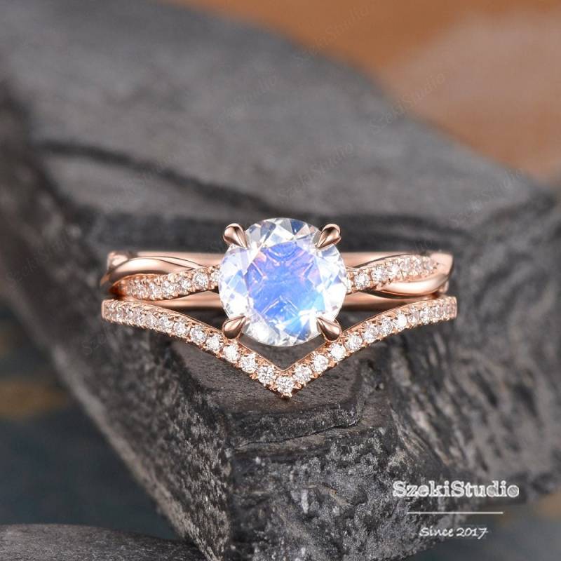 Infinity Mondstein Braut Set Rosegold 7mm Rund Geschliffener Solitär Verlobungsring Regenbogen Geschwungen Chevron 2 Ringe Diamant von SzekiStudio
