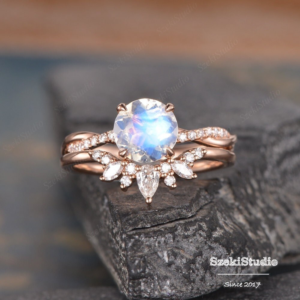 Infinity Mondstein Verlobungsring Set Rosegold Braut Twist Solitär Ring Cluster Diamant Halbe Ewigkeit Frau Versprechen von SzekiStudio