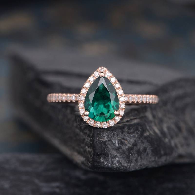 Lab Smaragd Verlobungsring Pear Shaped Diamond Halo Rose Gold Mai Geburtsstein Halbe Ewigkeit Frauen Jahrestag Ring Braut Hochzeit von SzekiStudio