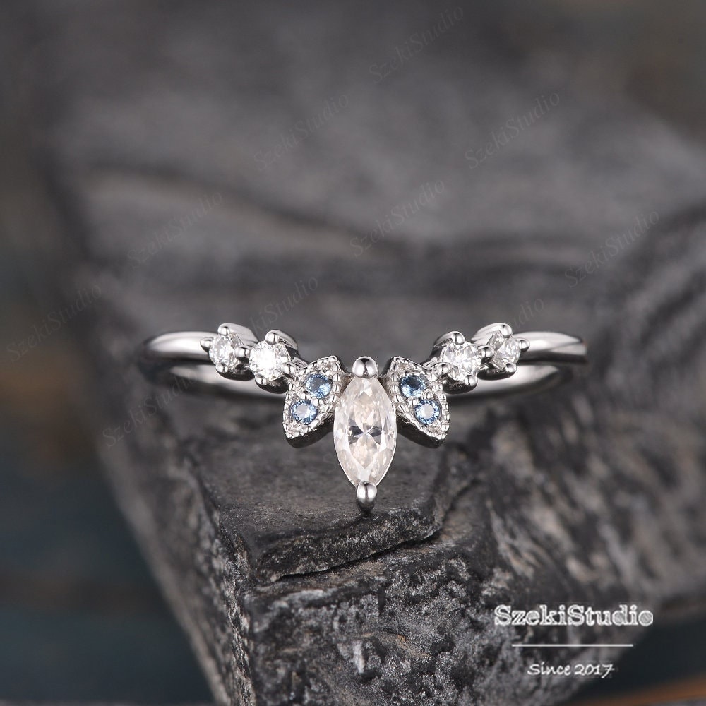 Lavendel Saphir Ehering Geschwungener Marquise Moissanit Geschwungen Milgrain Zierlicher Ring Brautring Stapelring Lavendel Saphir Ehering Geschwungener Marquise Moissanit Geschwungen Milgrain Zierlicher Ring Brautring Stapelring von SzekiStudio