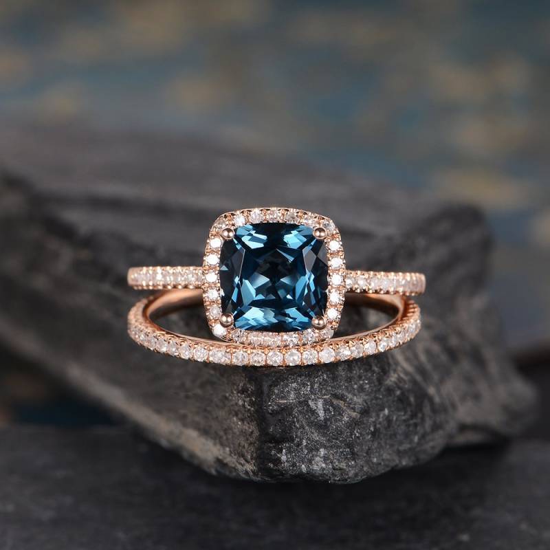 London Blautopas Verlobungsring Set Rosegold Brautring Kissenschliff Halo Diamond Eternity Zierliche Ehering Versprechen Frauen von SzekiStudio