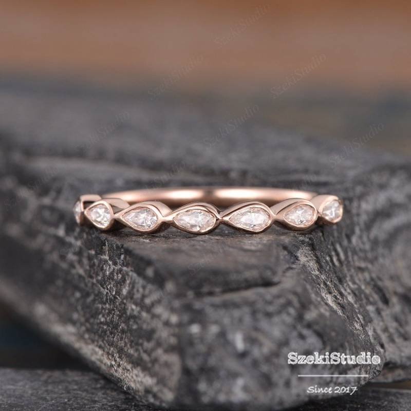 Lünette Set Birnenförmige Moissanite Ehering Frauen Rose Gold Tear Stacking Matching Band Braut Zart Minimalist Zierlich von SzekiStudio
