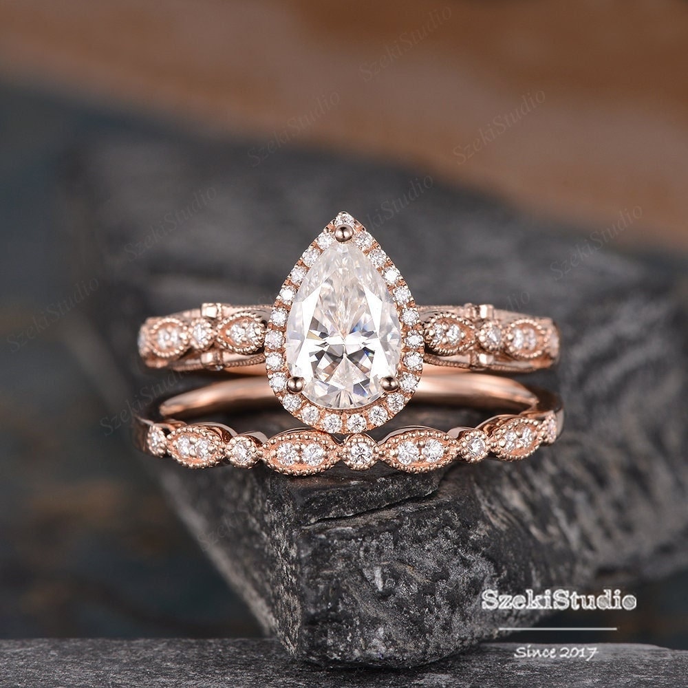 Moissanit Verlobungsring Rose Gold Art Deco Trauring Set Brautring Vintage Vine Peekaboo Stacking Cathedral Setting Moissanit Verlobungsring Rose Gold Art Deco Trauring Set Brautring Vintage Vine Peekaboo Stacking Cathedral Setting von SzekiStudio