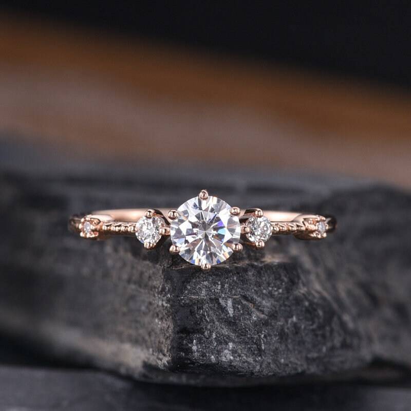 Moissanit Verlobungsring Rosegold Diamant Art Deco Halbe Ewigkeit Filigran Unikat Frauen Braut Jahrestag Drei Stein von SzekiStudio