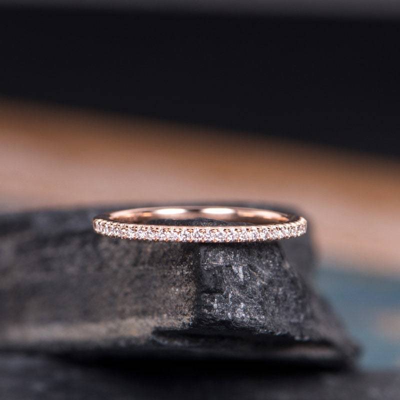Moissanite Ehering Frauen Rose Gold Half Eternity Diamant Matching Stacking Ring Minimalist Zarte Braut Jubiläum von SzekiStudio