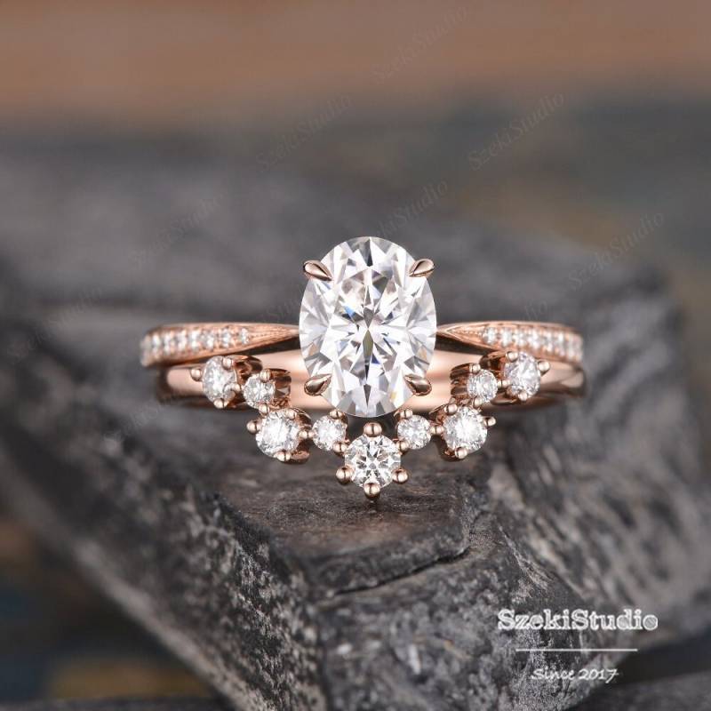Moissanite Verlobungsring Set Rose Gold Ring Cluster Oval Cut Braut Solitär Diamant Ehering Frauen Jahrestag 2 Stück von SzekiStudio