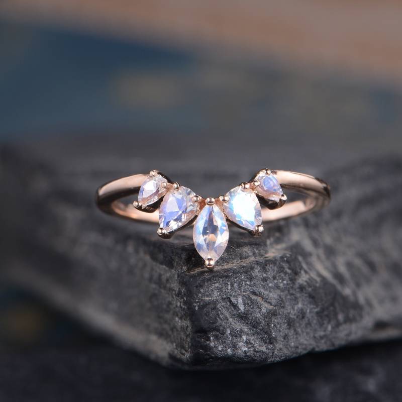 Mondstein Hochzeit Band Rose Gold Birnen Förmiger Gebogener Ring Milgrian Perlen Chevron Passender Stapelring Zierliche Braut Versprechen Jahrestag von SzekiStudio