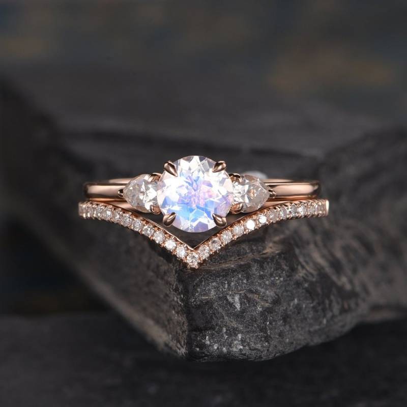 Mondstein Verlobungsring Rosegold Braut Set Geschwungenes Diamant Band Birnenform Drei Stein Moissanit Halbe Ewigkeit Frauen Jahrestag Geschenk von SzekiStudio