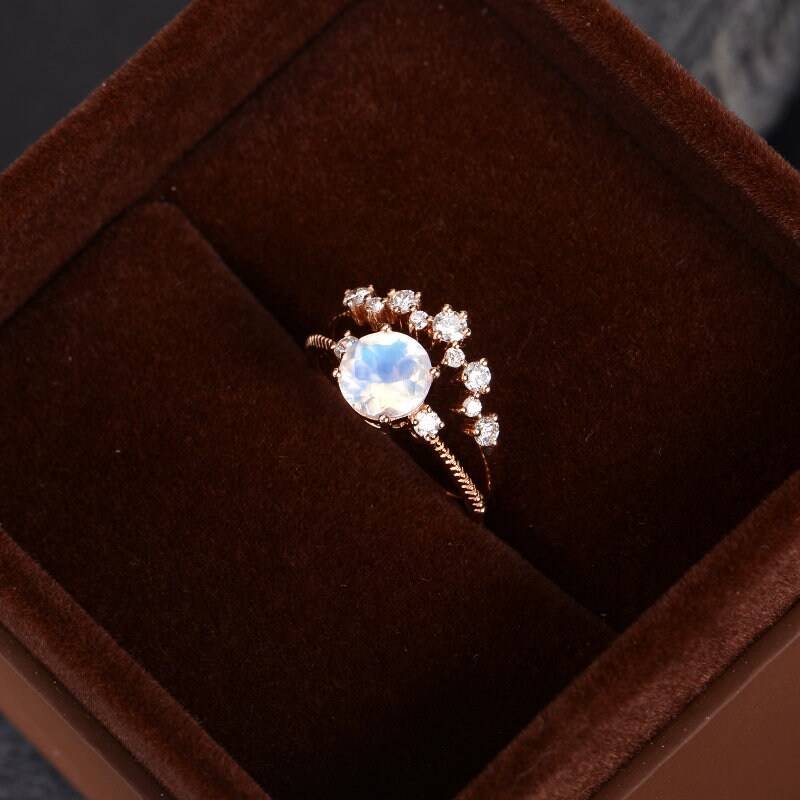 Mondstein Verlobungsring Rosegold Brautring Cluster Diamant Ring Halbe Ewigkeit Zartes Band Frauen Geschwungene Perlen Drei Stein Jahrestag von SzekiStudio