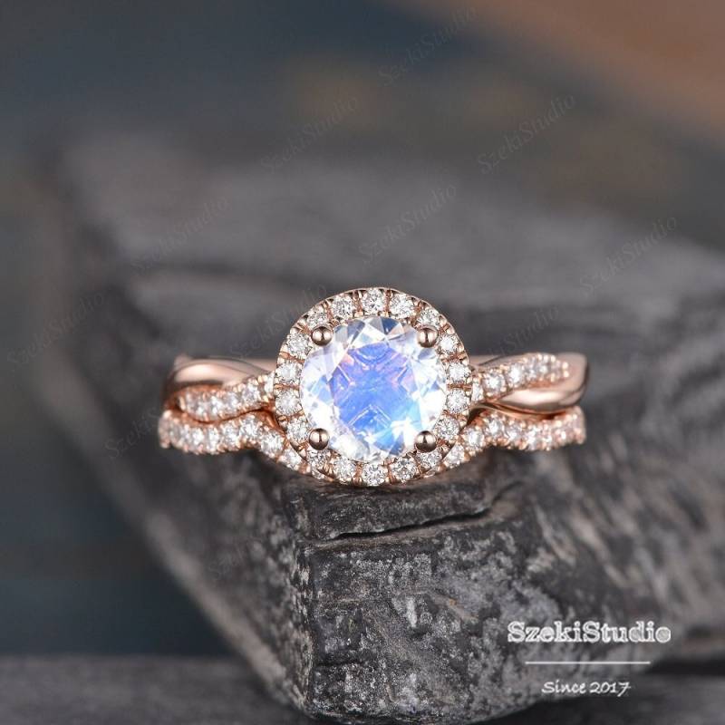 Mondstein Verlobungsring Set Rosegold Braut Set Diamant Halo Infinity Hochzeit Versprechen Halbe Ewigkeit Frauen Jahrestag Juni Geburtsstein von SzekiStudio