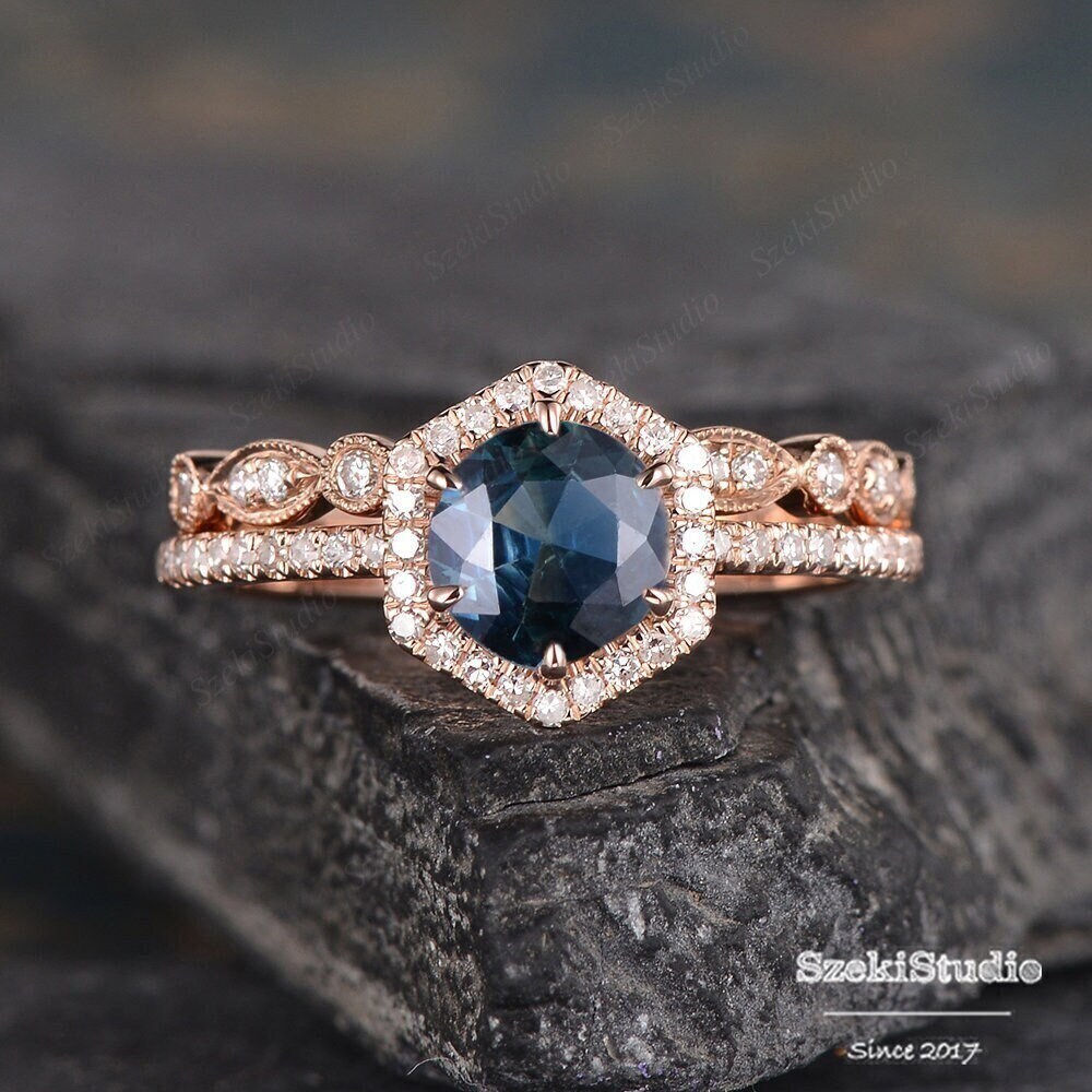 Montana Saphir Verlobungsring Rose Gold Natürliche Teal Ring Hexagon Cut Braut Set Rundschliff Halo Diamant Art Deco Passend 2 Stück von SzekiStudio